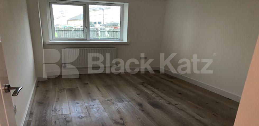 			NEW INSTRUCTION , 3 Bedroom, 1 bath, 1 reception Apartment			 Thomas Road , Limehouse/Mile End